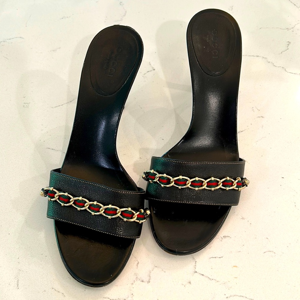 Gucci leather sandal with chain detail